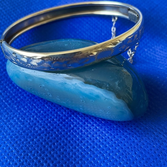 Oval hinged bangle. - Picture 3 of 4